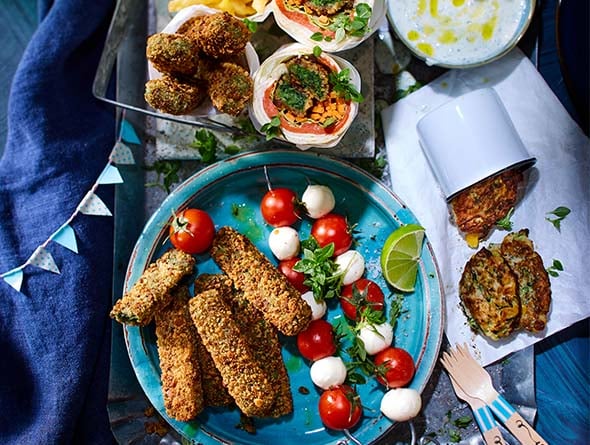 Verschiedene vegetarische Snacks auf Tellern angerichtet