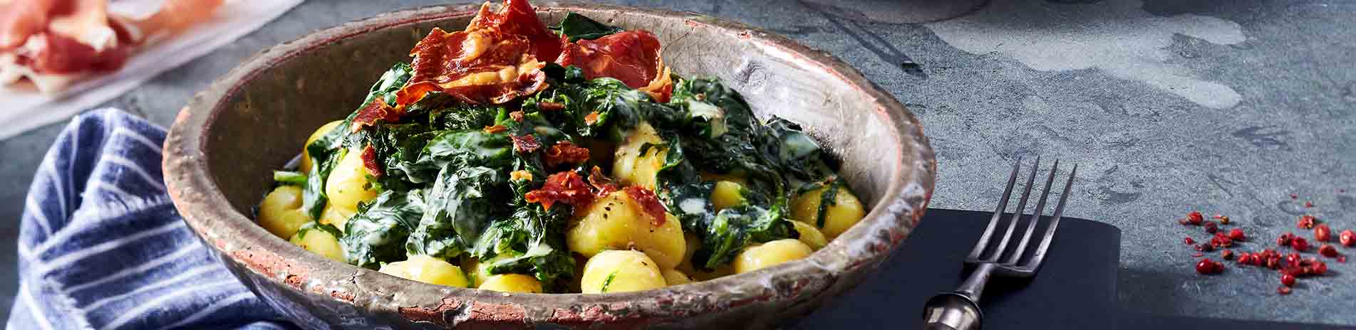 Tiefer Teller mit Gnocchi, Rahm-spinat und Schinken