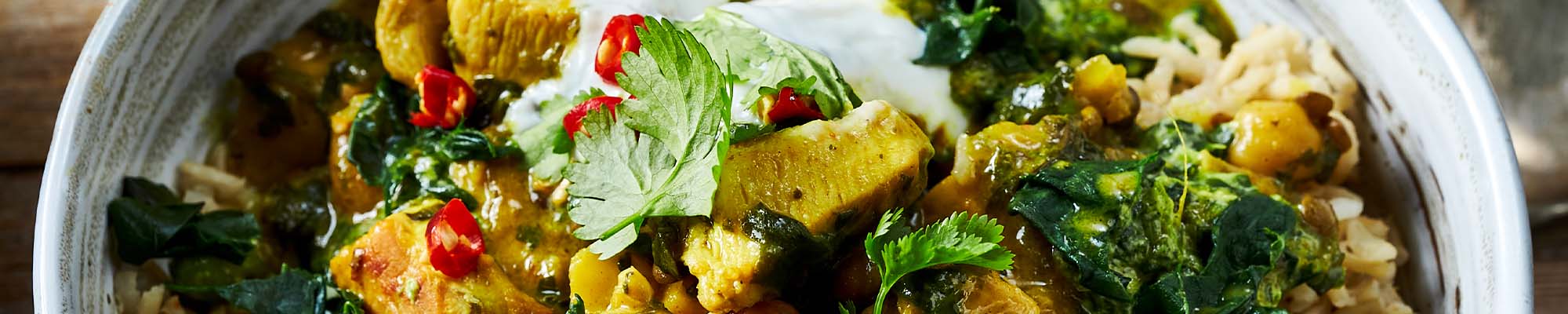 Hähnchen-Kokos-Curry mit Rahm-Blattspinat und Hülsenfrüchten