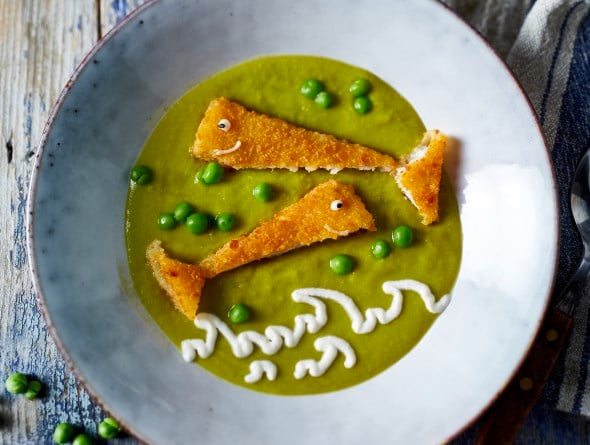 Stürmische Meeressuppe mit Fischstäbchen in Walform