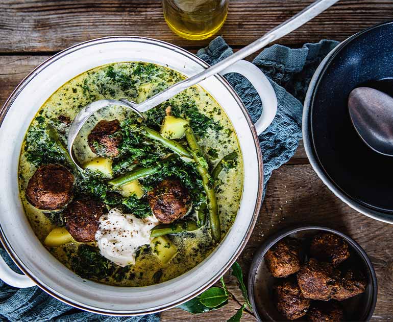 Eintopf mit Grunkohl, Bohnen, Kartoffeln und veganen Hackballchen