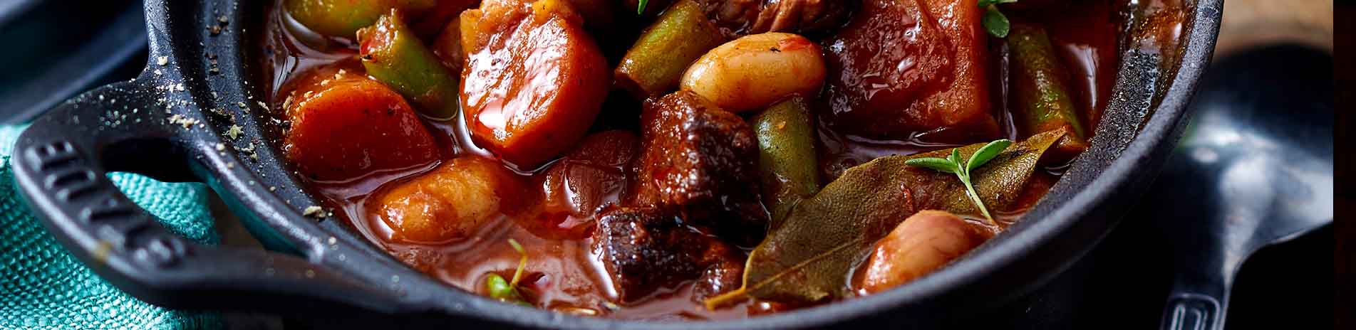 Tiefer Teller mit Gulasch