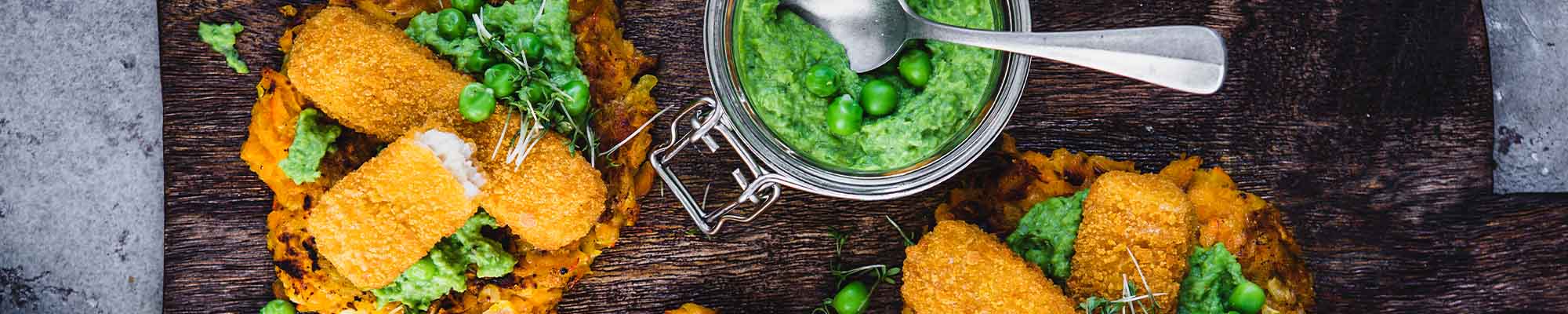 Kürbis Kartoffel Puffer mit Erbsencreme und veganen Fischstabchen