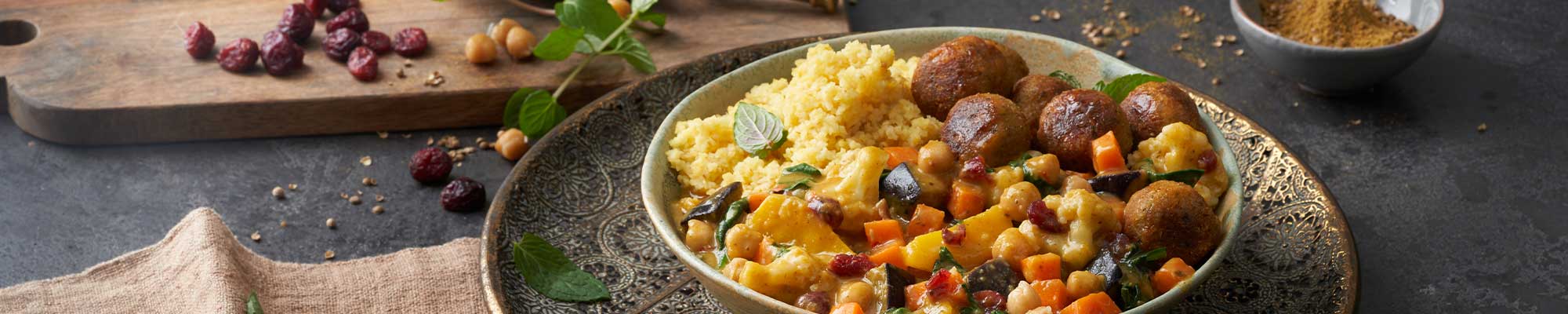 Vegane Gemüse-Falafel-Bowl mit Bulgur