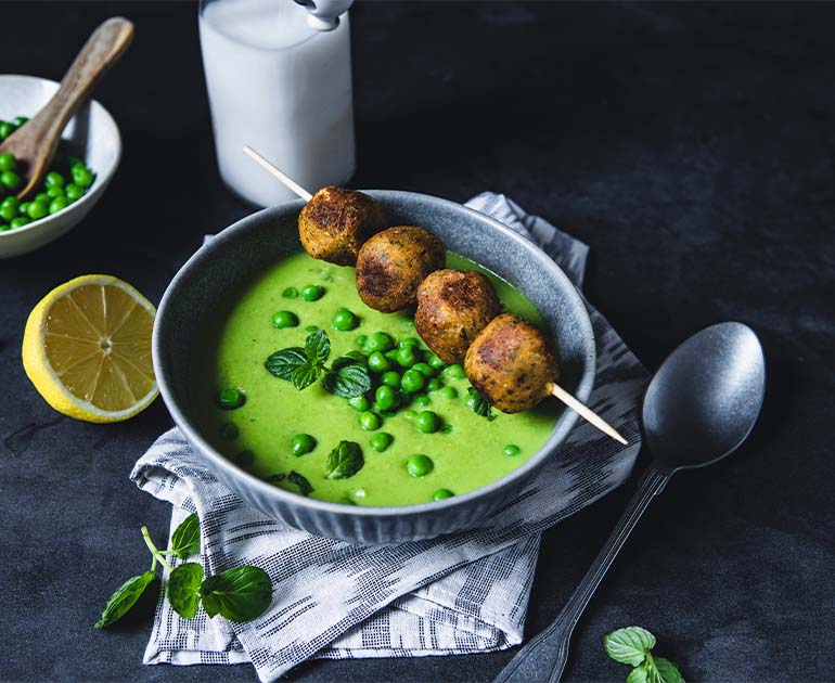 Erbsen-Kokossuppe mit Falafel