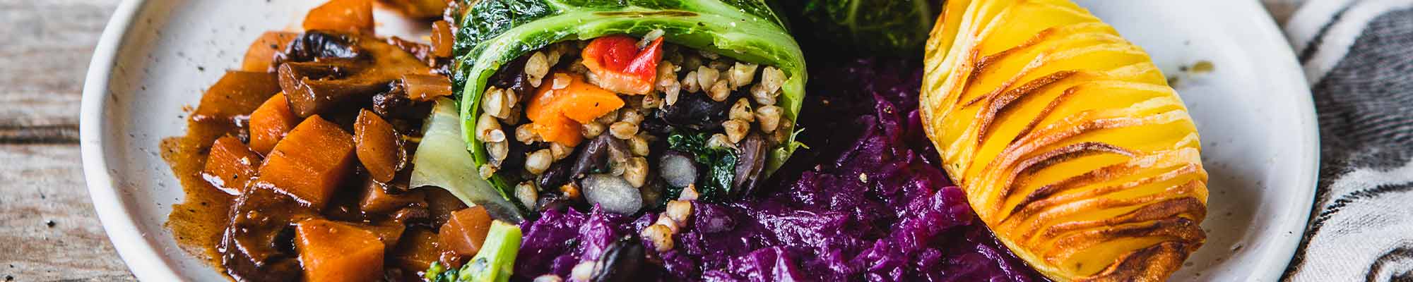 Vegane Wirsingroulade mit Fächerkartoffeln, Rotkohl & veganer Bratensauce
