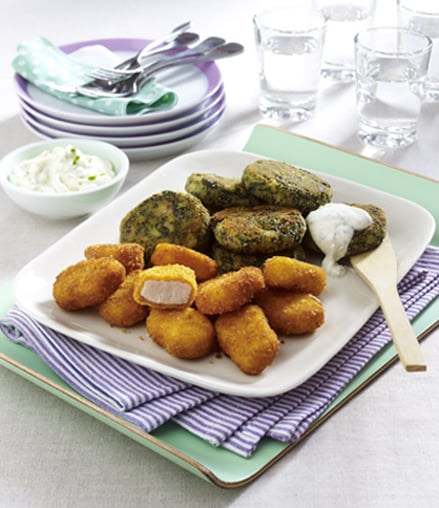 spinatplaetzchen mit gartenkraeuter quark und gebackenen chicken nuggets