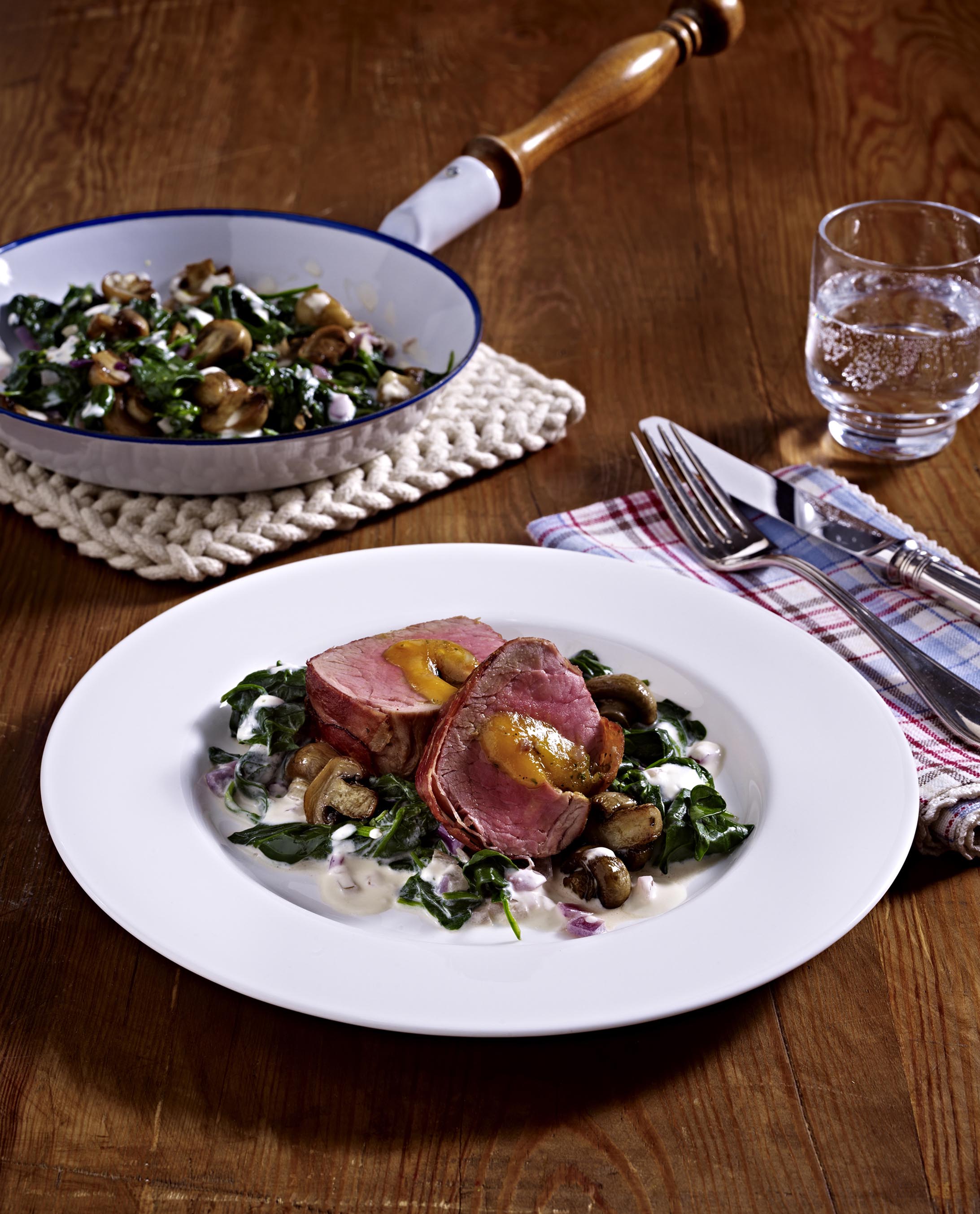 gefuelltes schweinefilet im parmaschinkenmantel auf spinat champignon pfanne