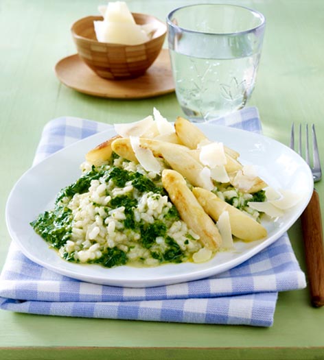 Spinat-Risotto mit gebratenem Spargel und Parmesanhobeln