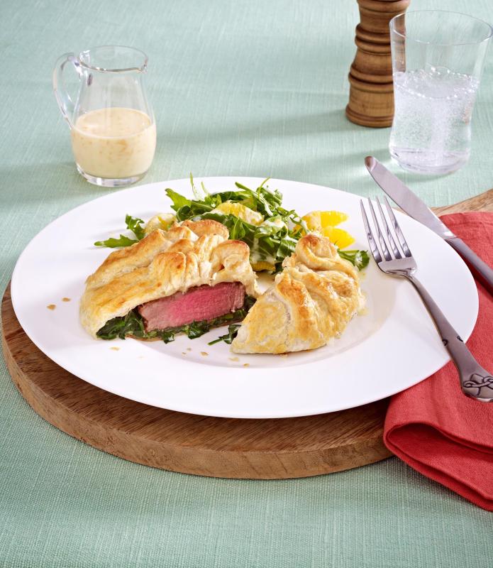 rinderfilet im blaetterteig spinatmantel mit gorgonzola auf rucolasalat