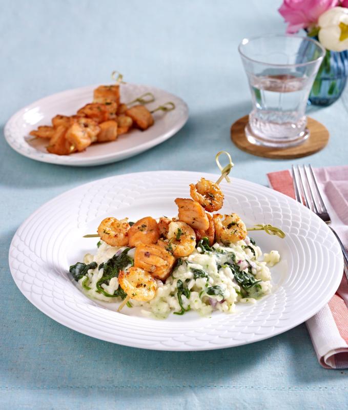 spinat risotto mit garnelen lachs spiess