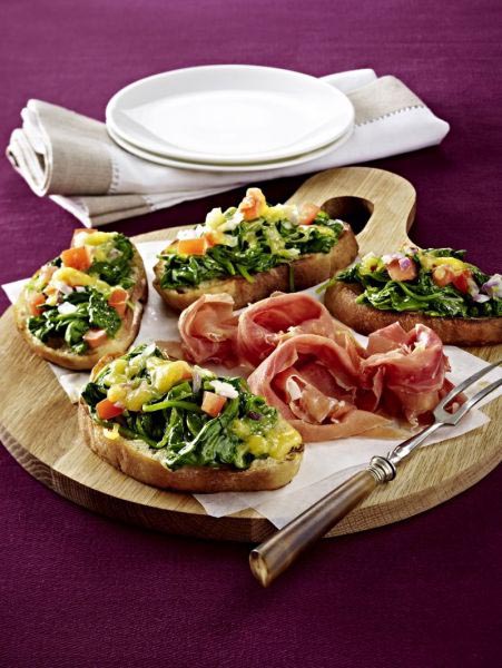 spinatbruschetta mit serranoschinken