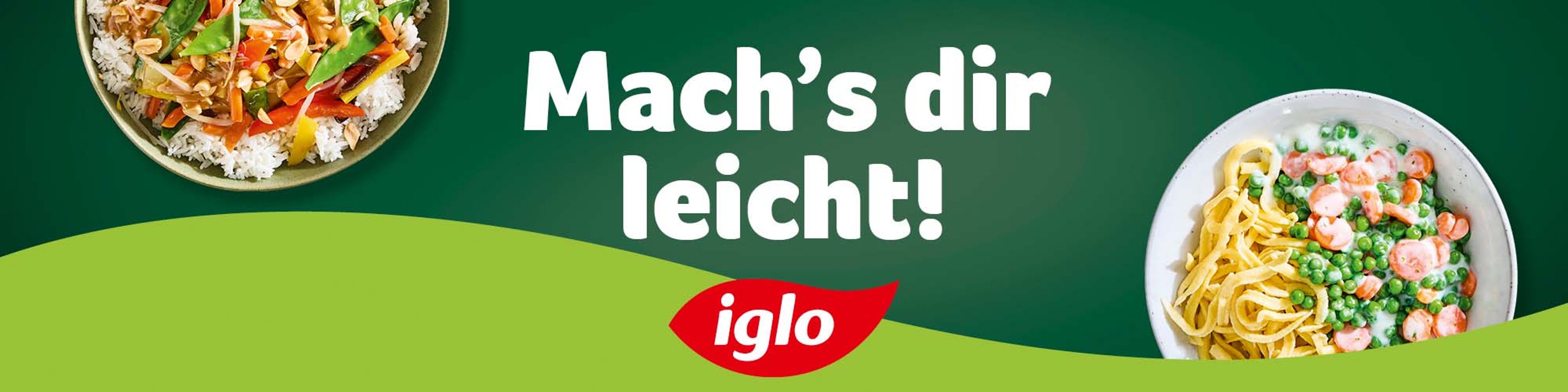 Ein Mensch entspannt sich lächelnd, umgeben von praktischen Alltagshelfern zu Hause.