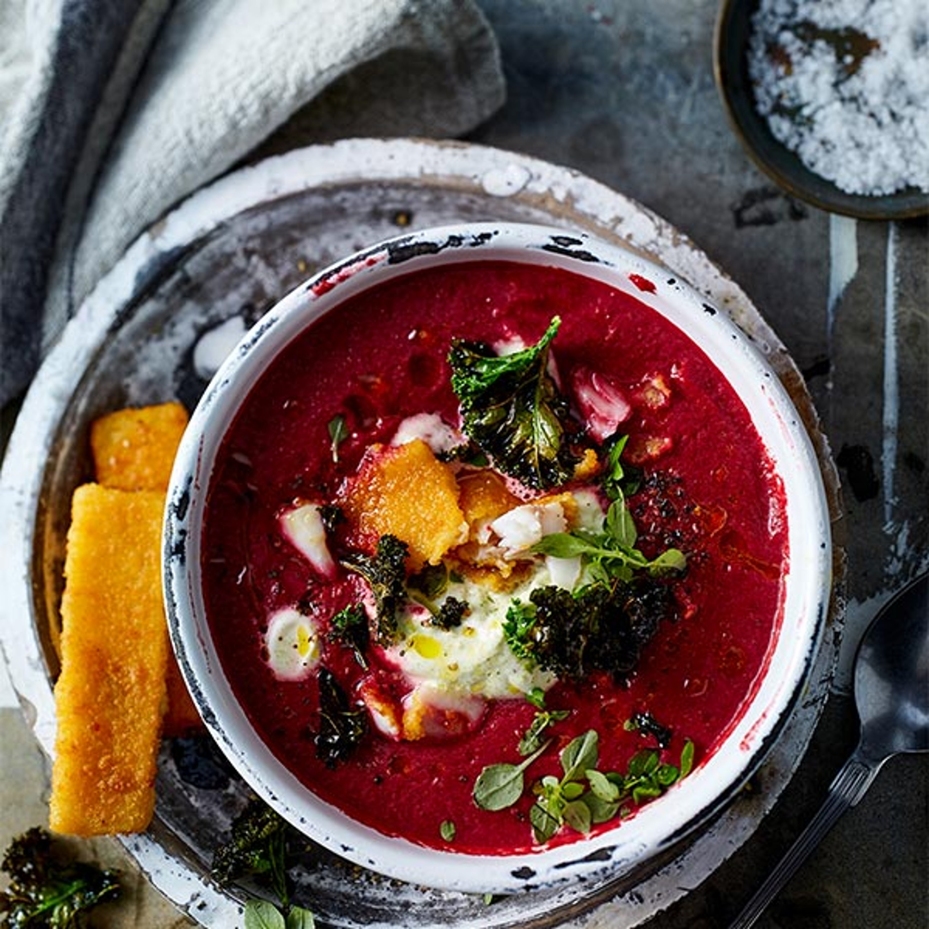 iglo-rote-bete-suppe-mit-wasabi-sahne-fischstaebchen-und-gruenkohl-chips -header.jpg