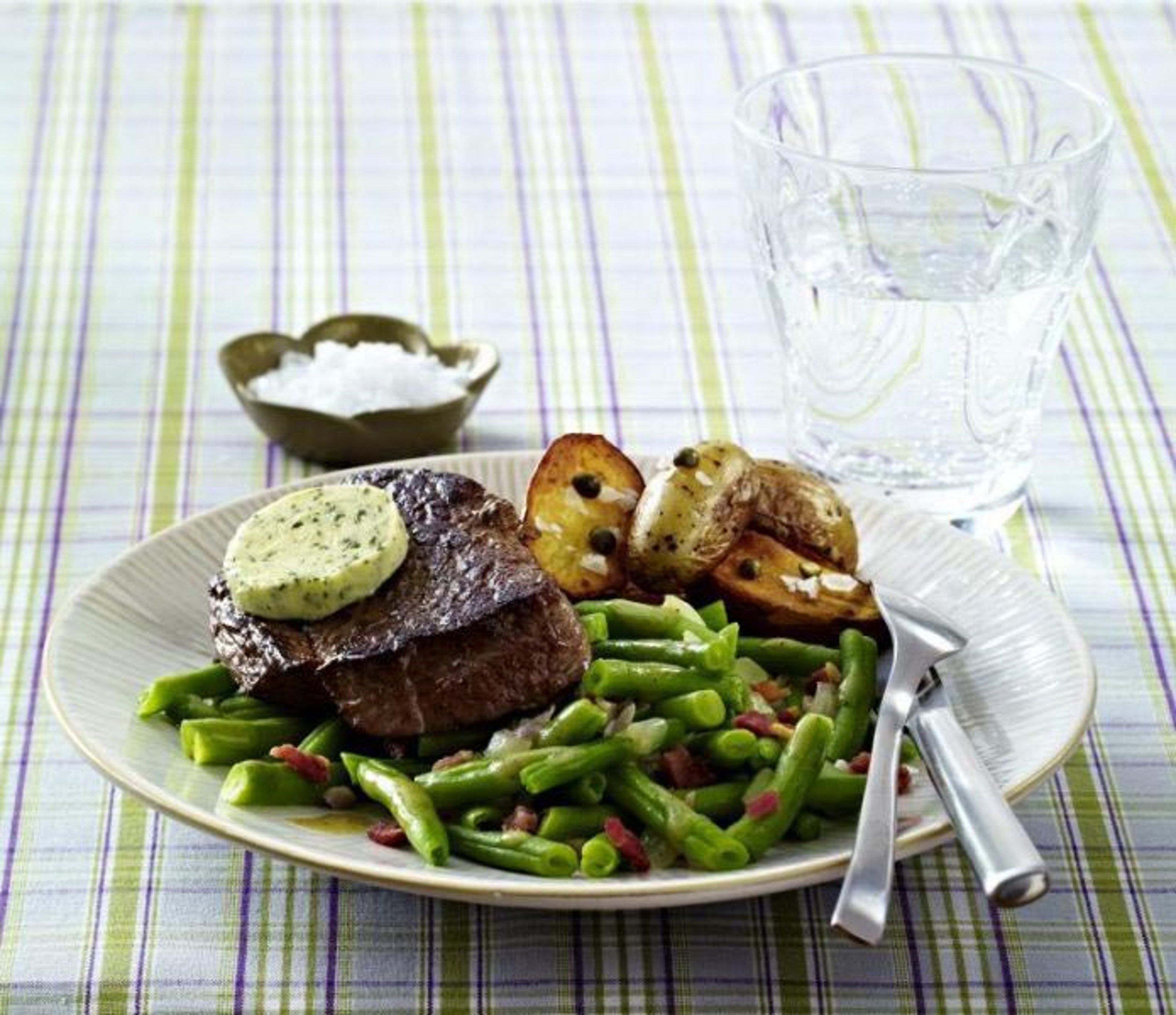 Hueftsteak_mit_Bohnen_und_Speck_und_Pfeffer_Kartoffeln.jpg