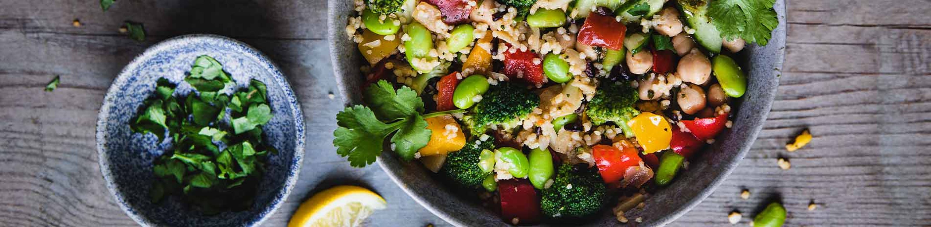 sommerliche-paprika-couscous-kichererbsen-kraaeuter-bowl.jpg