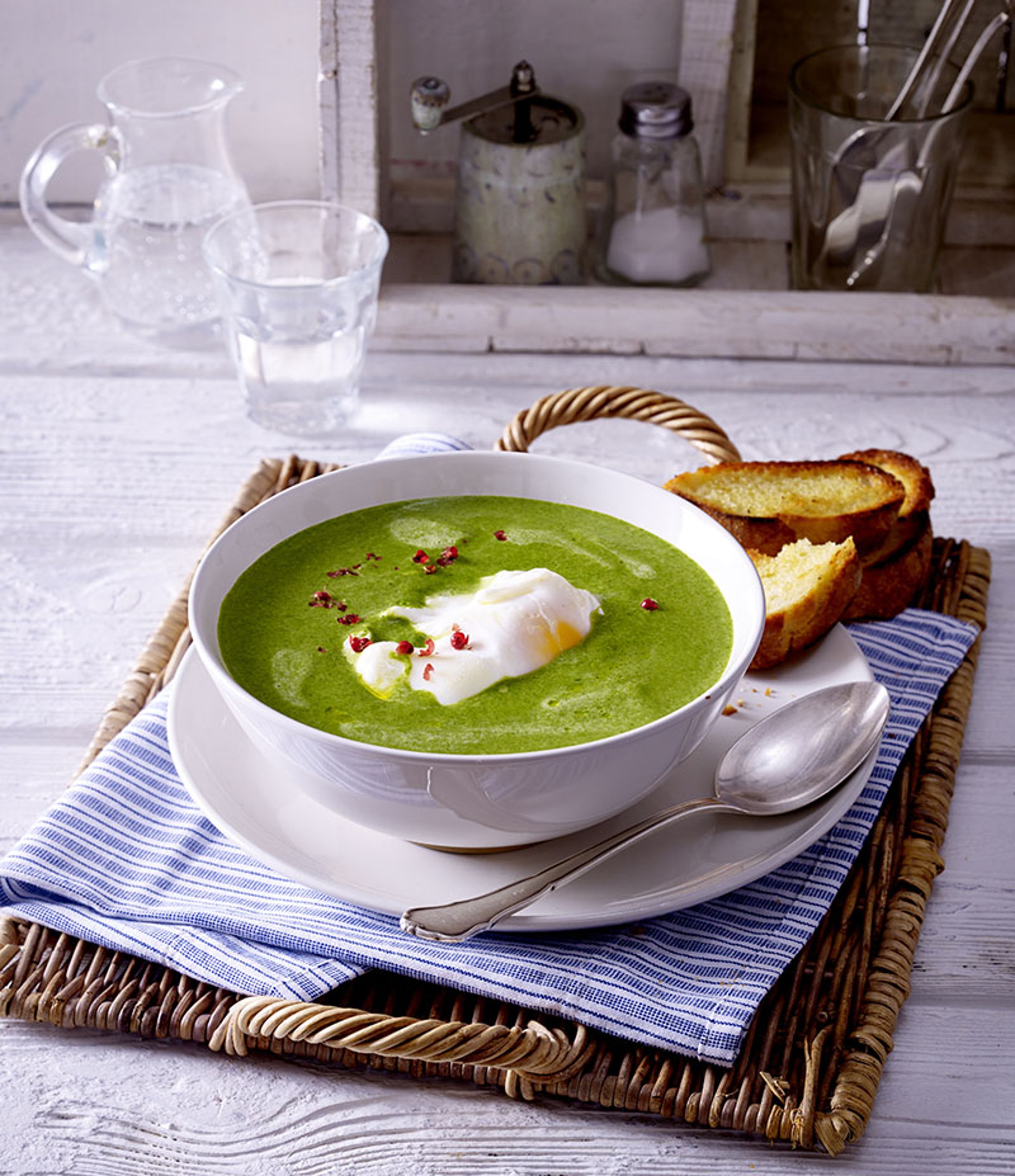 Rahm_Spinat_Suppe_mit_pochiertem_Ei.jpg