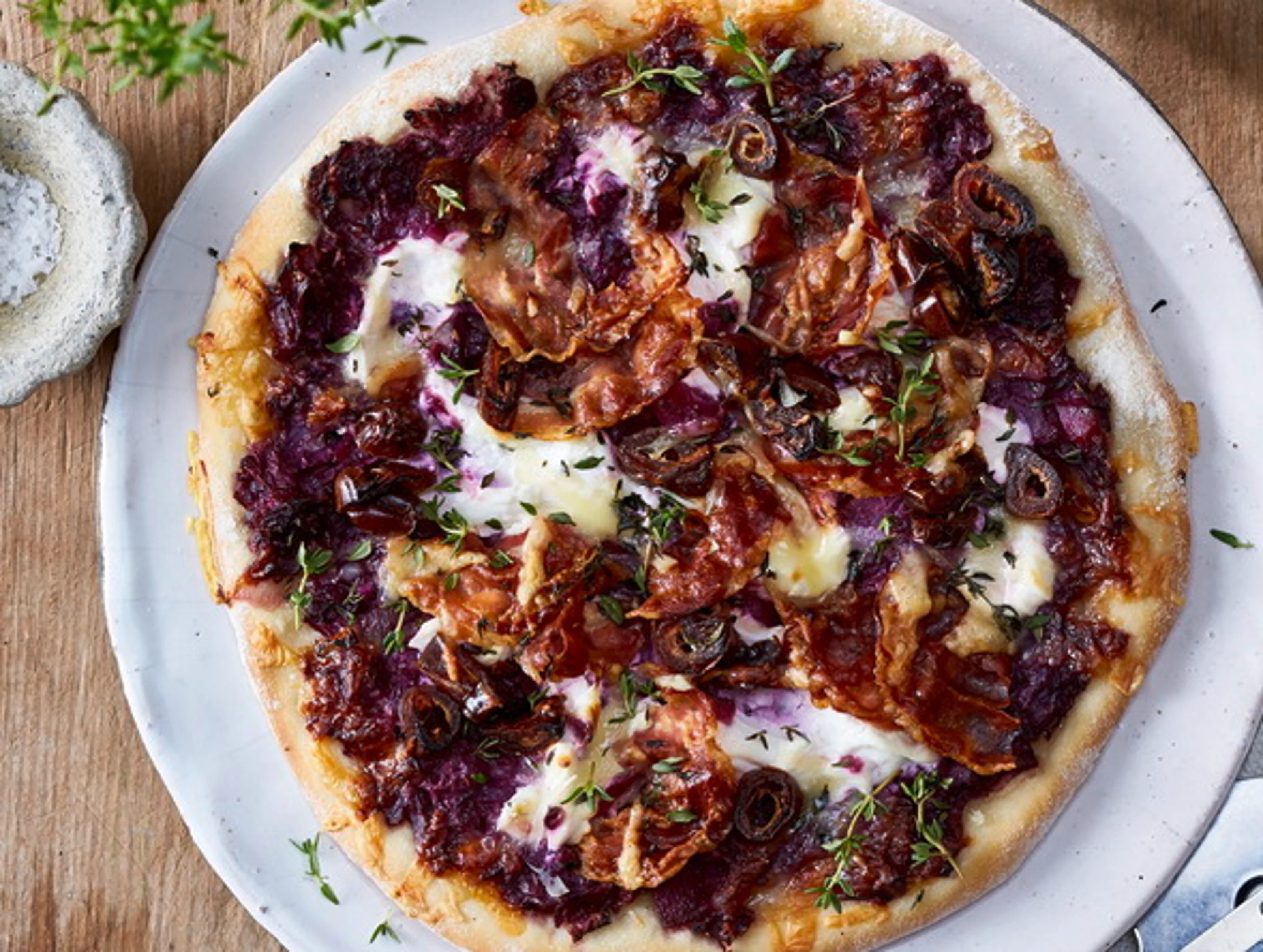 rotkohlpizza-ziegenfrischkaese-datteln.jpg