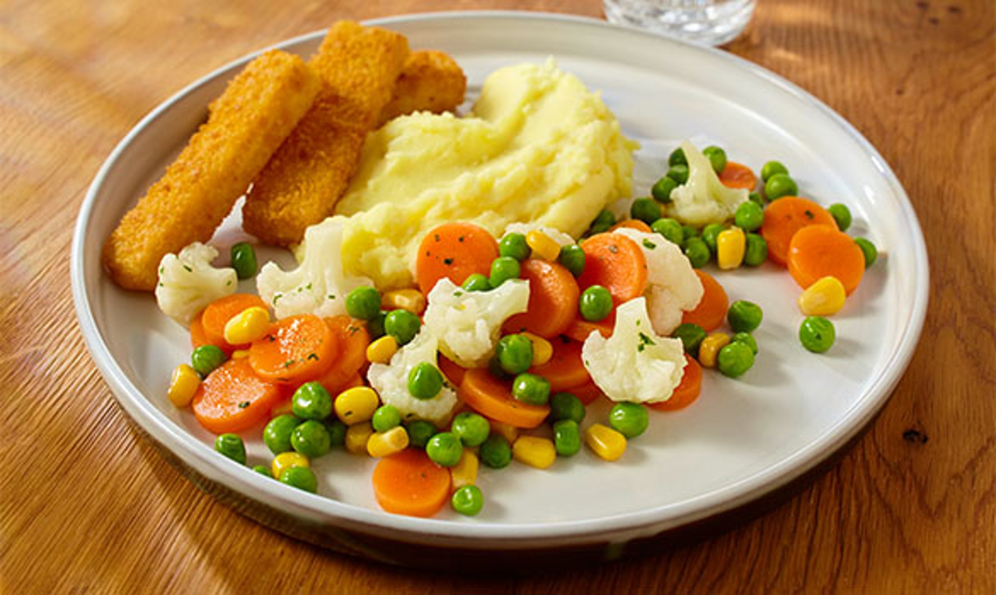 buttergemuese-mit-fischstaebchen-und-kartoffelbrei-hero_280825.jpg