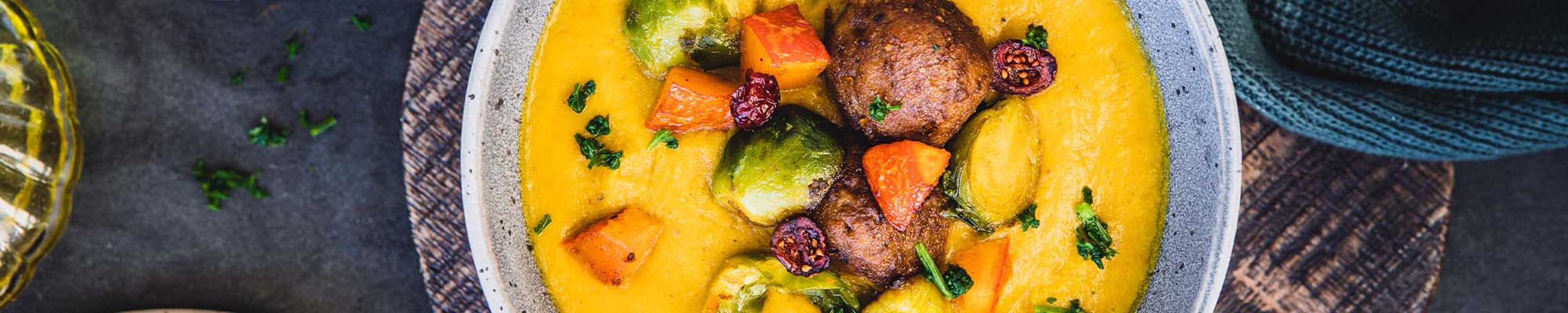 geroestete-rosenkohl-kuerbissuppe-hero_210923.jpg