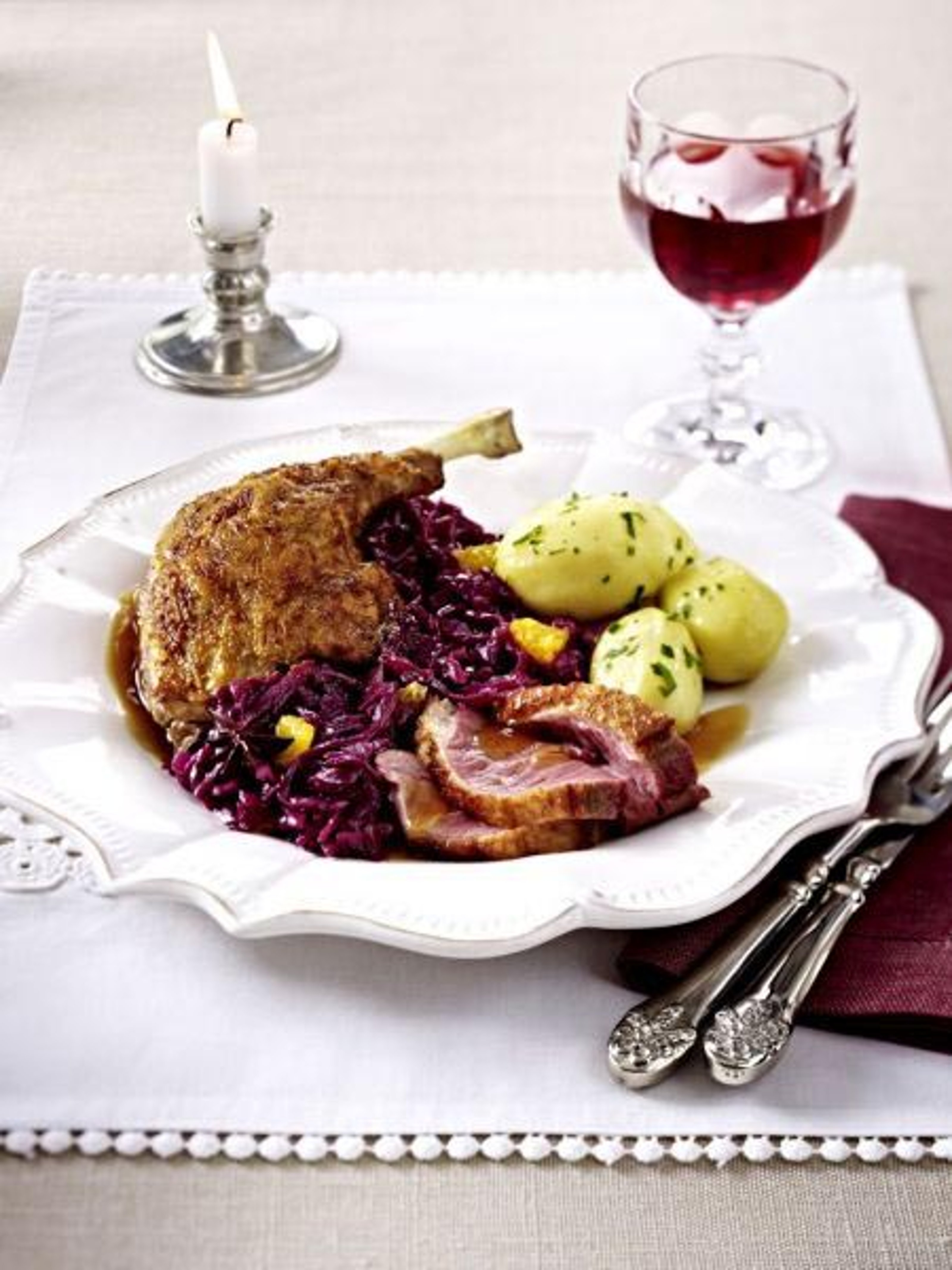 Duett_von_der_Ente__Geschmorte_Entenbrust_und_Keule_mit_Orangen_Rotkohl_und_Sternanis.jpg